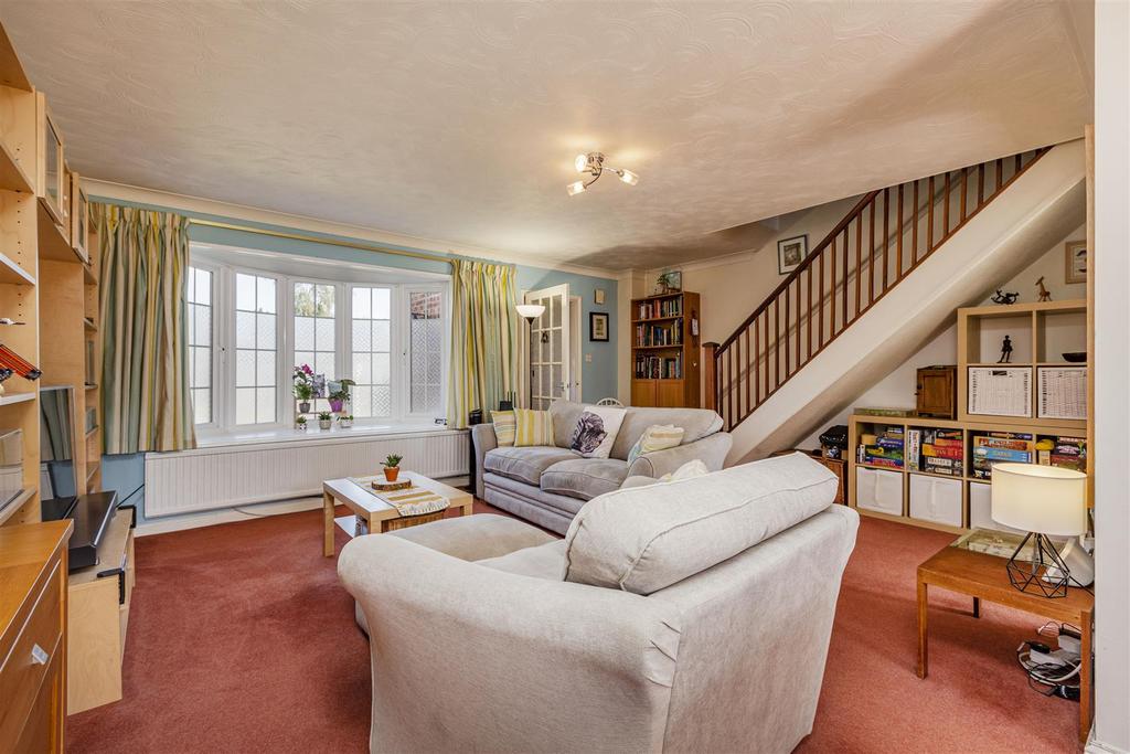 25 Amis Avenue, New Haw, KT15 3 ET - 4.jpg