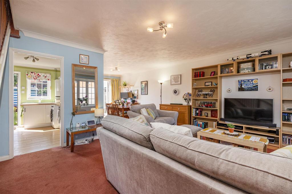 25 Amis Avenue, New Haw, KT15 3 ET - 3.jpg