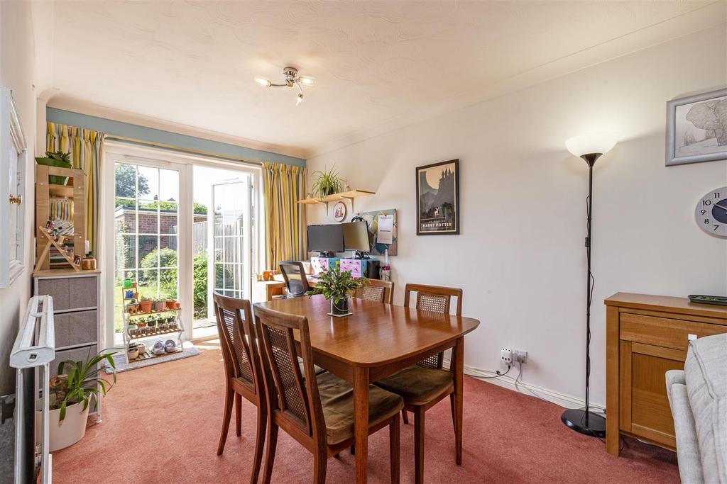 25 Amis Avenue, New Haw, KT15 3 ET - 2.jpg