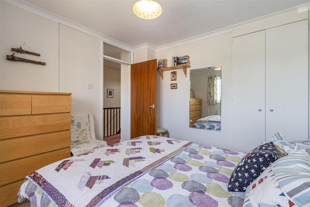 25 Amis Avenue, New Haw, KT15 3 ET - 13.jpg