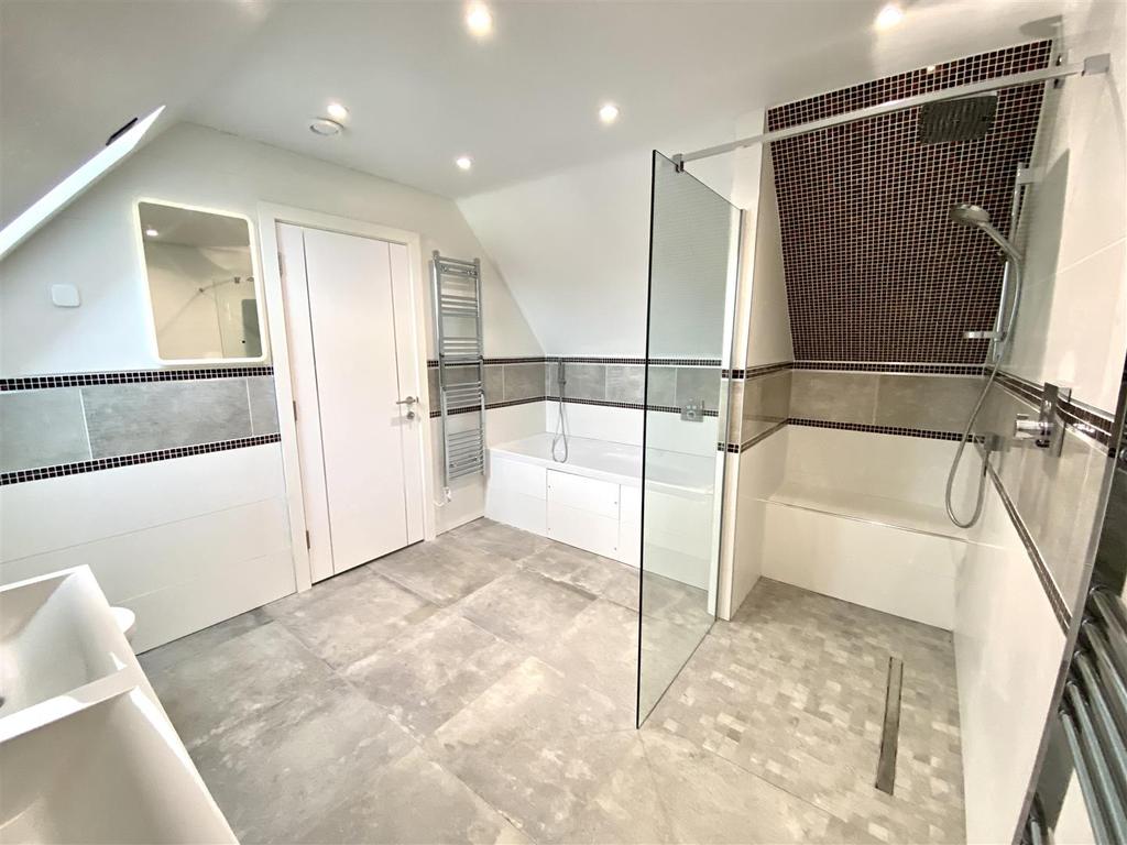 Main ensuite.jpg