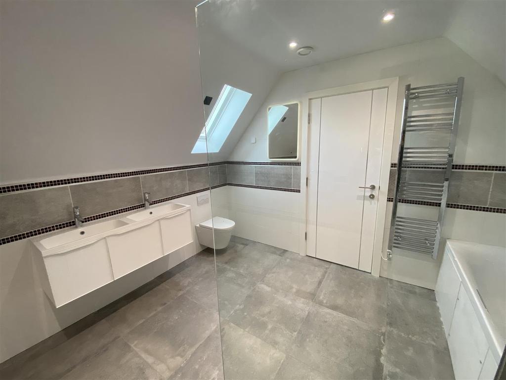 Main ensuite 2.jpg