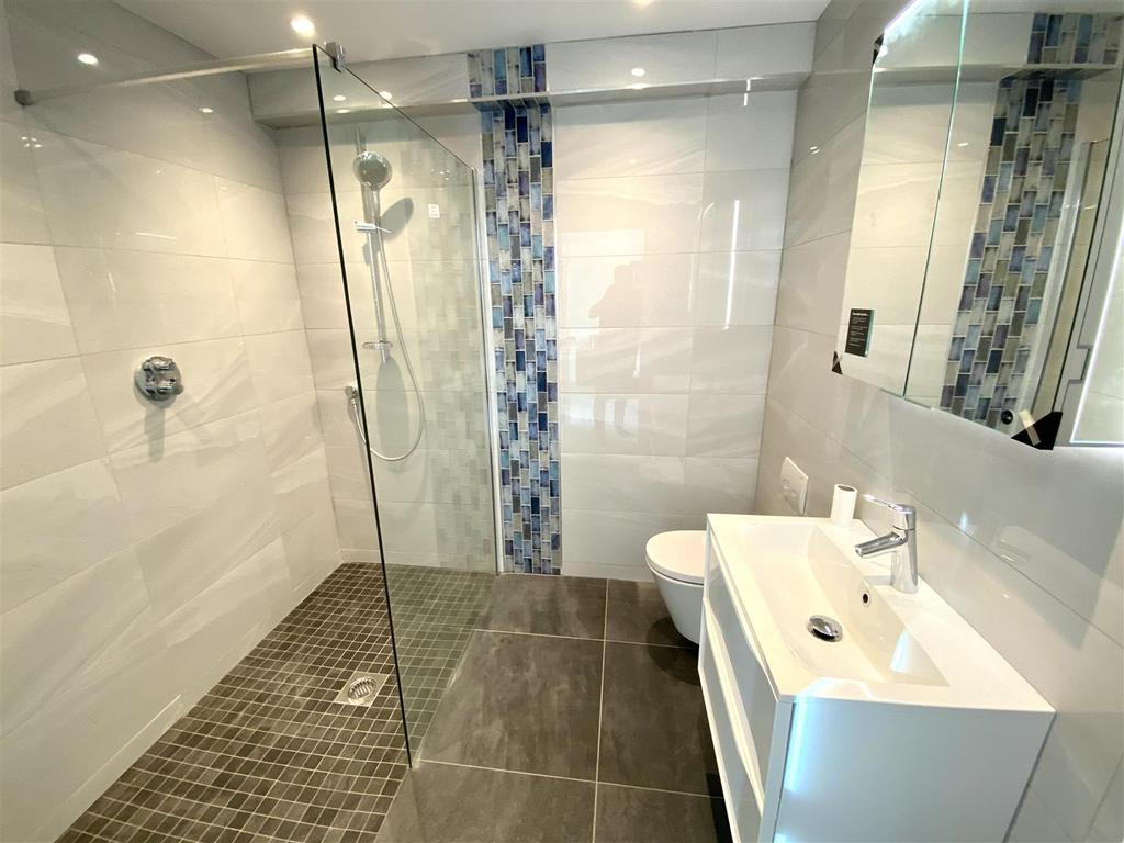 Ensuite 2.jpg