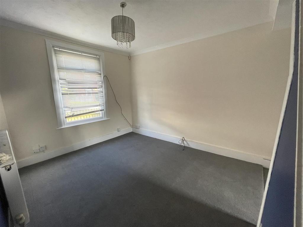 Nelson Road, Northfleet 3 bed end of terrace house £1,000 pcm (£231 pw)