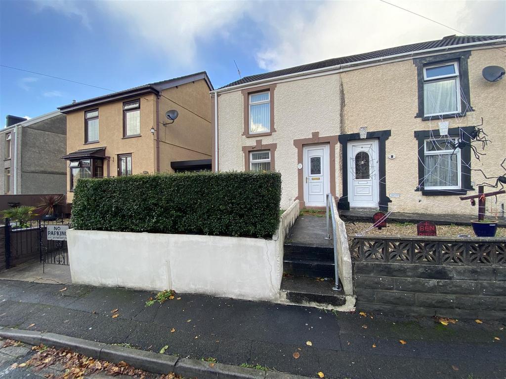 Dinas Street, Plasmarl, Swansea 2 bed semidetached house £63,000
