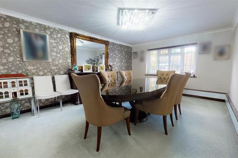 4 bedroom detached house for sale - Stanmore Way, Loughton