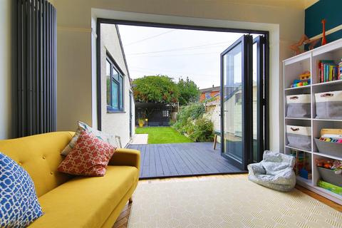 10 Axminster Road, Cardiff, CF23 5AR