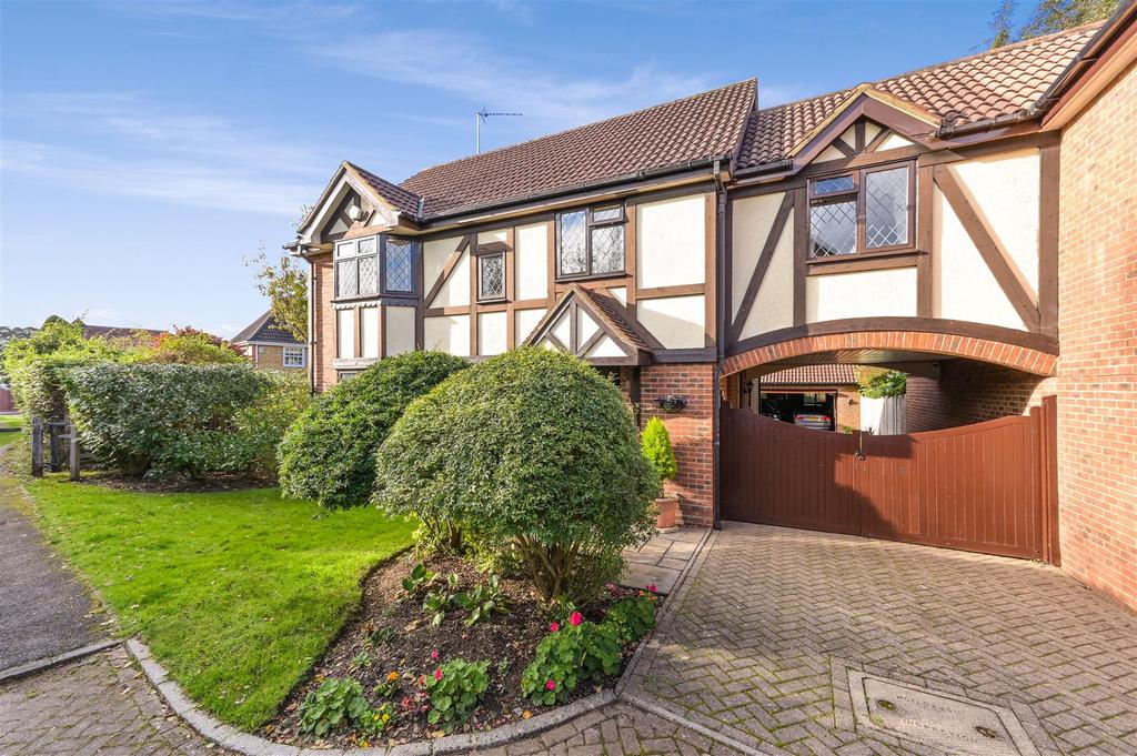 Stewart, Tadworth 4 bed link detached house for sale £845,000