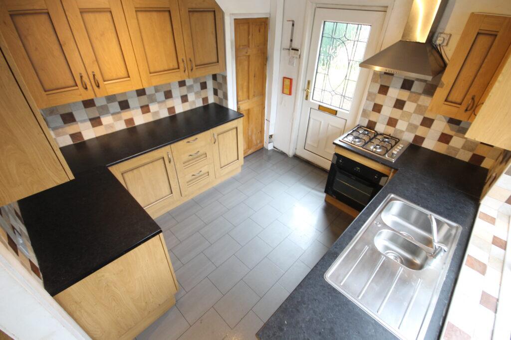 Carr Manor Parade, Moortown, LS17 5AF 3 bed semidetached house £995