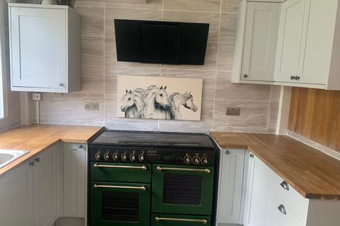 3 bedroom semi-detached house to rent, Maple Avenue, Winton M30 8JU