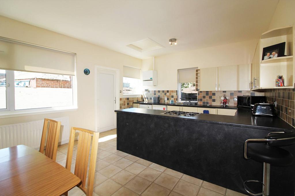 Gardiner Street, Prestwick, KA9 2 bed semidetached bungalow £170,000