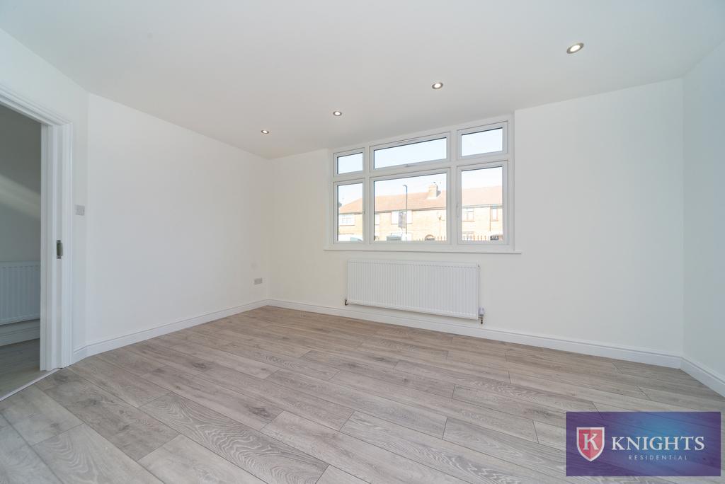 Montagu Gardens, London, N18 3 bed house £1,750 pcm (£404 pw)