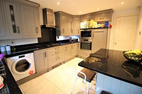 4 bedroom detached house to rent, Highfield Drive, Oldham, OL2