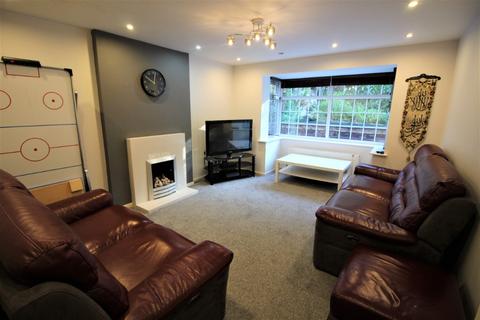 4 bedroom detached house to rent, Highfield Drive, Oldham, OL2