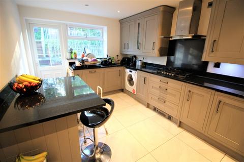 4 bedroom detached house to rent, Highfield Drive, Oldham, OL2