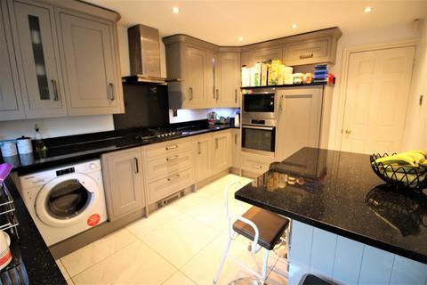 4 bedroom detached house to rent, Highfield Drive, Oldham, OL2