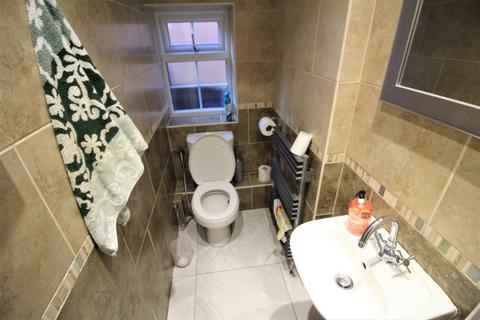 4 bedroom detached house to rent, Highfield Drive, Oldham, OL2