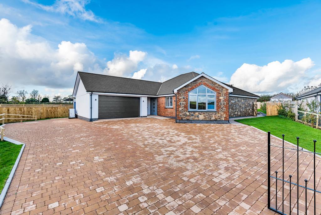 East Meadow, Barnstaple EX31 3 bed detached bungalow £725,000