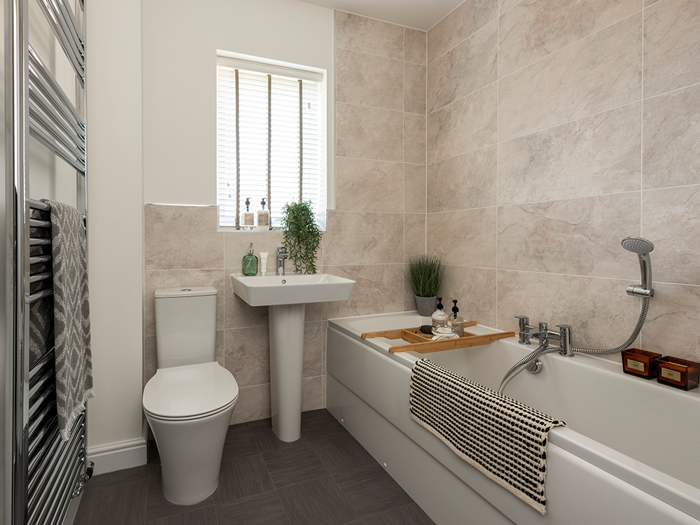 Main bathroom with Porcelanosa tiling