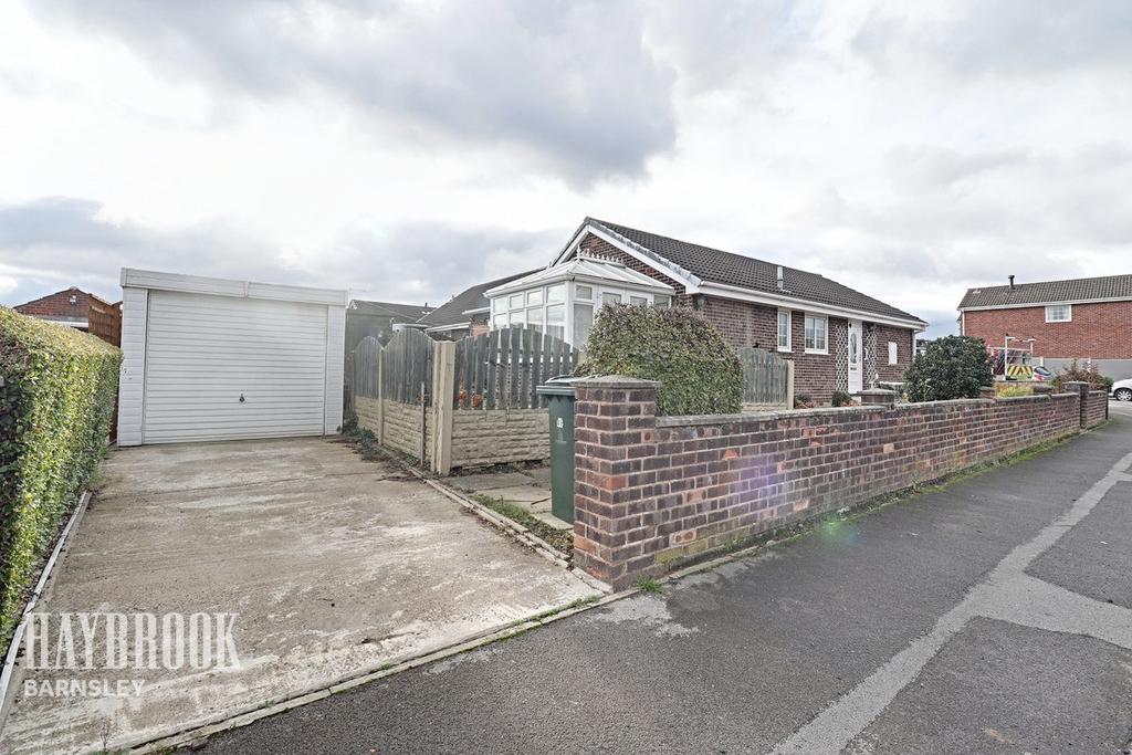 Buckingham Way, Royston 3 bed detached bungalow £230,000