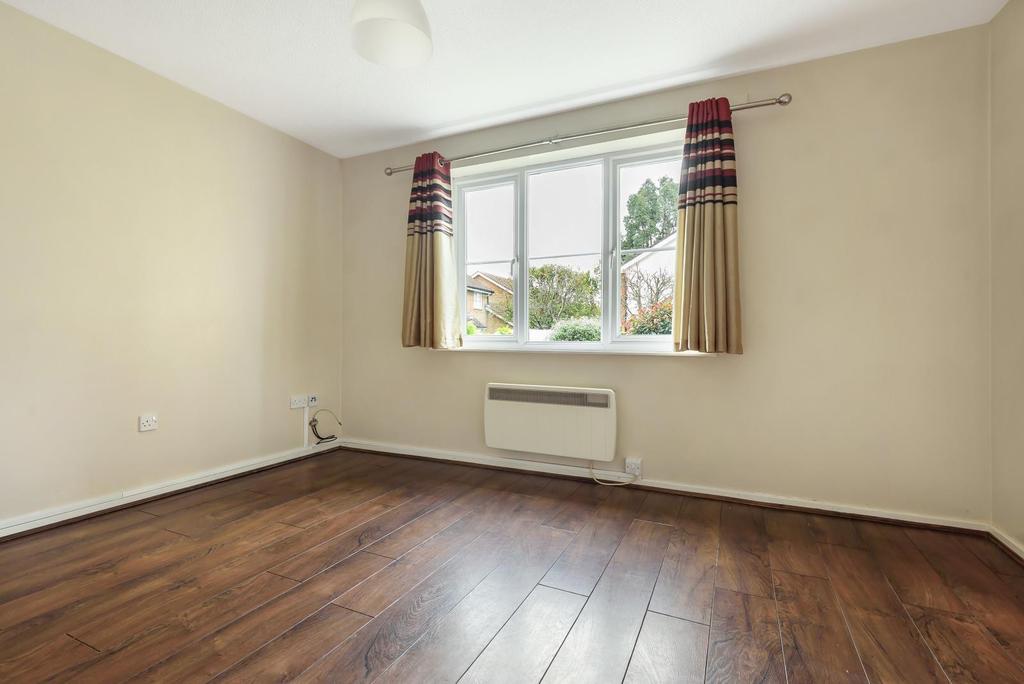 Sullivans Reach, WaltonOnThames, KT12 2 bed flat £315,000