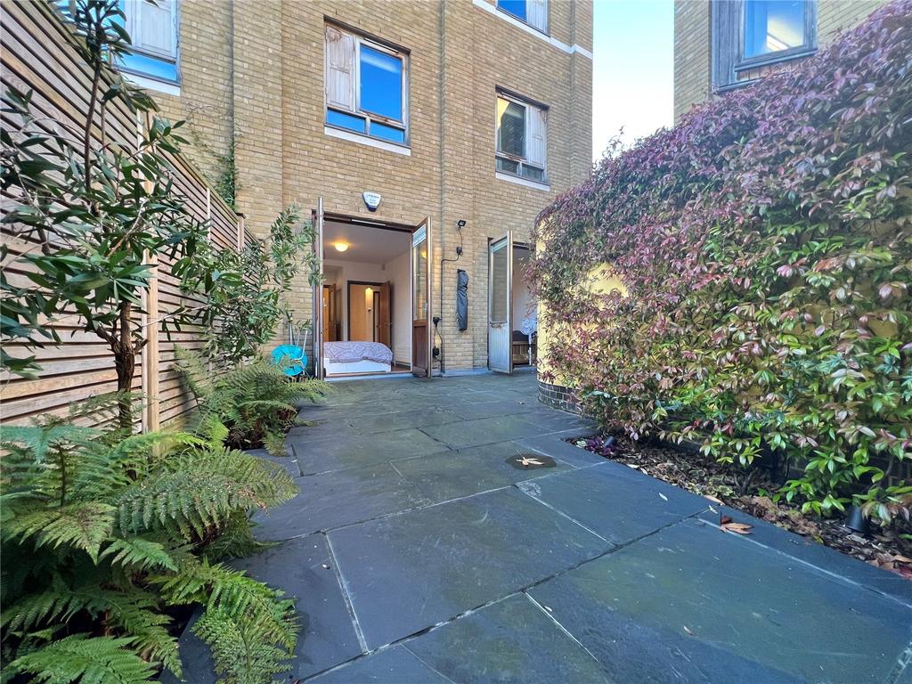 Highwood Court, 22 Highbury Crescent... 2 bed apartment £750,000