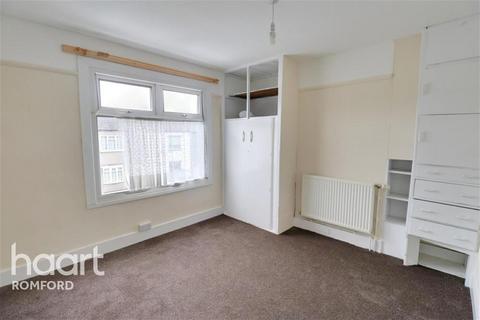 3 bedroom terraced house to rent, Dunton Road - Romford - RM1