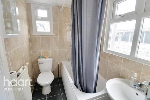 3 bedroom terraced house to rent, Dunton Road - Romford - RM1