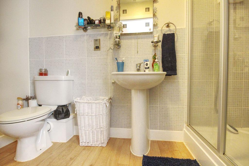 Ensuite to Bed 1