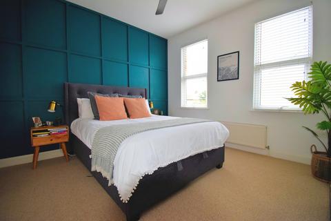 2 bedroom apartment to rent, Westborough Road, Westcliff-on-Sea