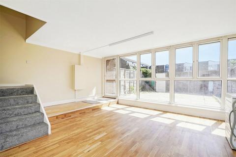 3 bedroom maisonette to rent, Distillery Walk, Brentford, London