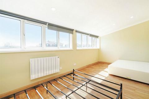3 bedroom maisonette to rent, Distillery Walk, Brentford, London