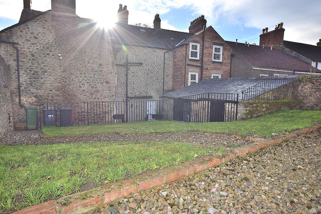 Low Green, Catterick Village 4 bed end of terrace house £1,050 pcm (£