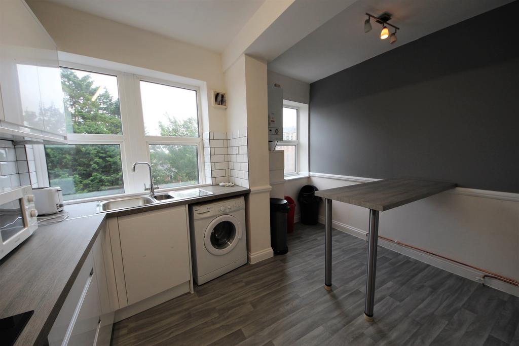 Wimborne Road, Winton Banks, Bournemouth 3 bed flat £1,380 pcm (£318 pw)