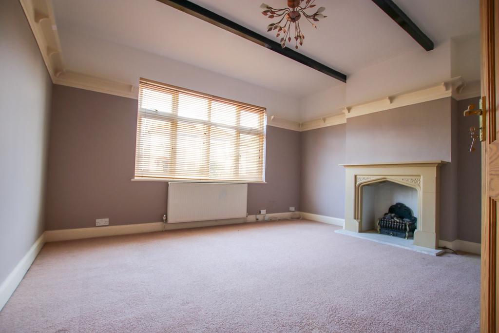 Demesne Road, Wallington, SM6 3 bed detached house £2,200 pcm (£508 pw)