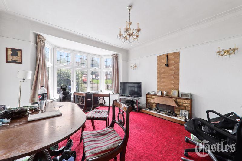 Winchmore Hill Road, London, N14 5 bed detached house £1,200,000