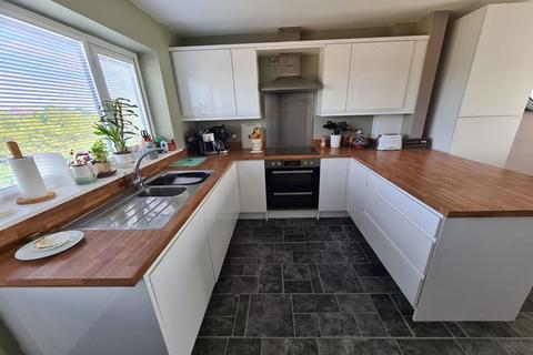 18 Bincombe Drive, Crewkerne, TA18 7BE