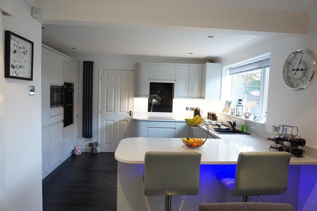 Kestrel Drive, AdwickLeStreet... 4 bed detached house £290,000