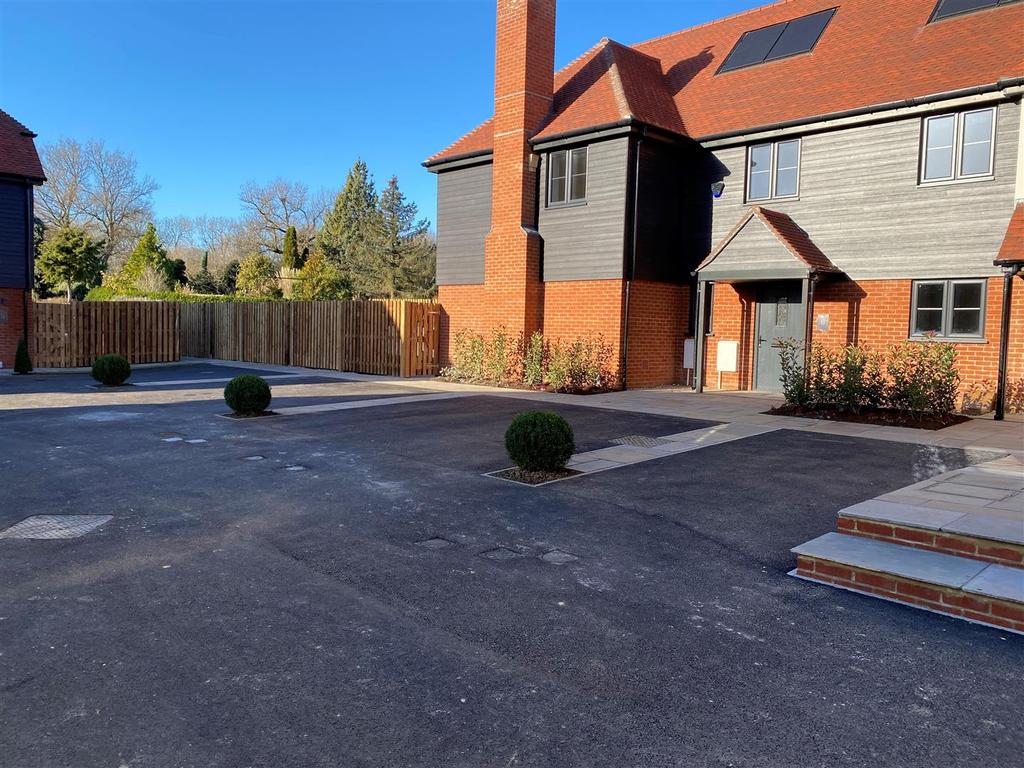 Plot 6 - courtyard.jpg