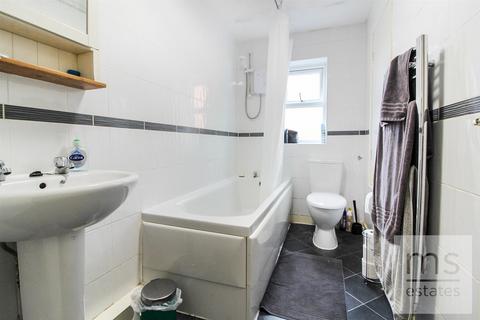 2 bedroom semi-detached house to rent, Bedarra Grove, Nottingham NG7