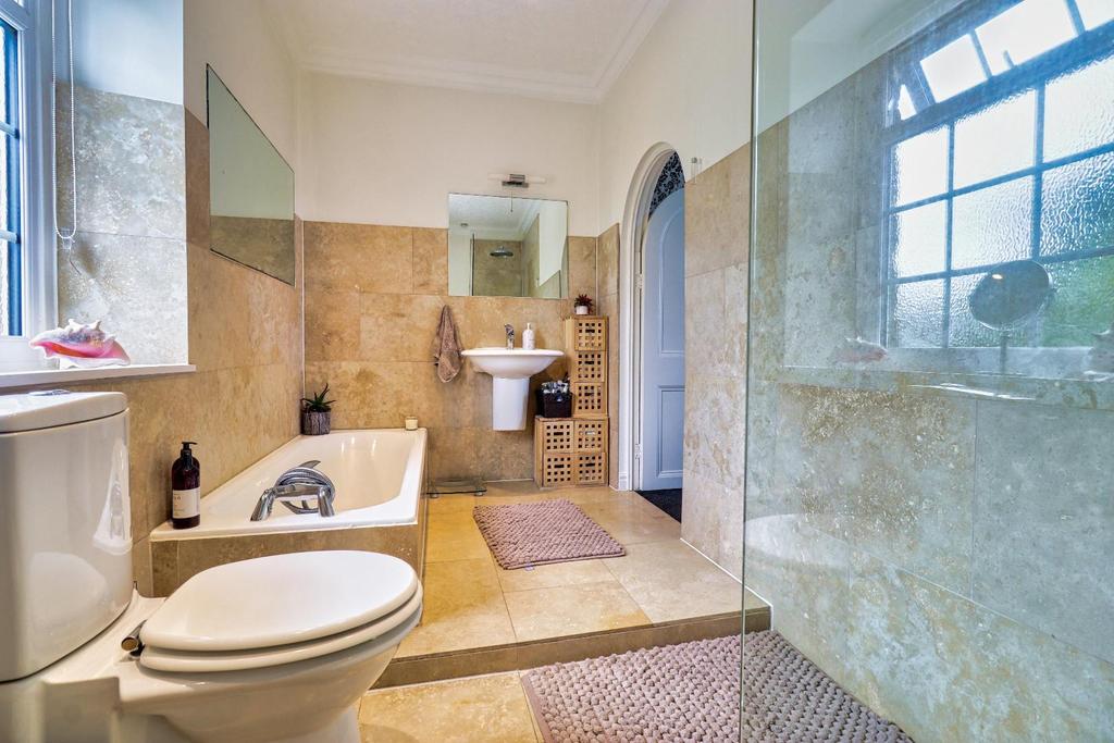 'jack n jill' bathroom