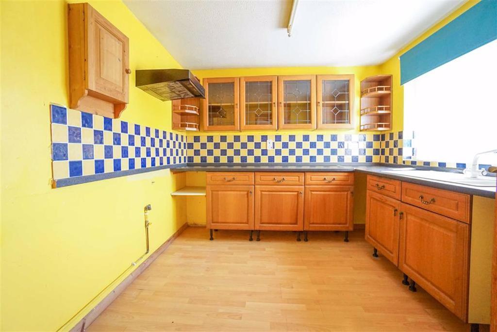Brackendale, Hastings, East Sussex 3 bed end of terrace house £200,000