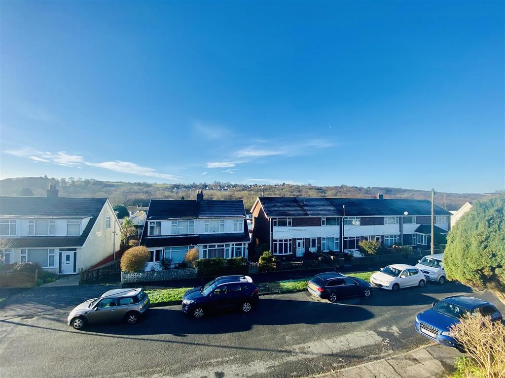 Woodcote, Killay, Swansea 3 bed semidetached house £175,000