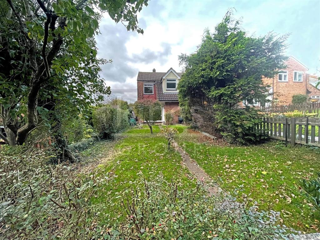 Roundhills, Waltham Abbey 3 bed semidetached house £440,000