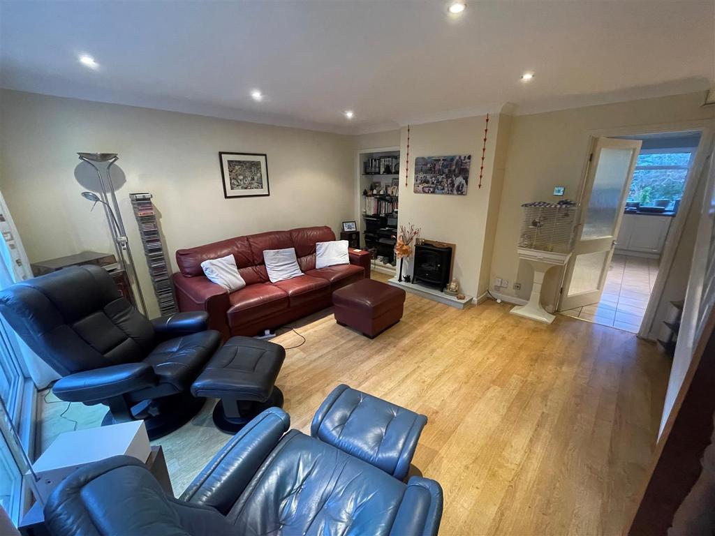 Roundhills, Waltham Abbey 3 bed semidetached house £440,000