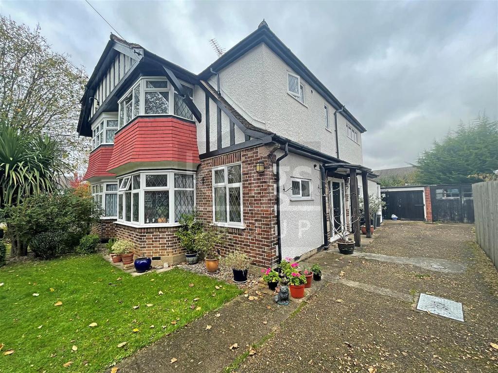 Kenilworth Gardens, Loughton 4 bed semidetached house £725,000
