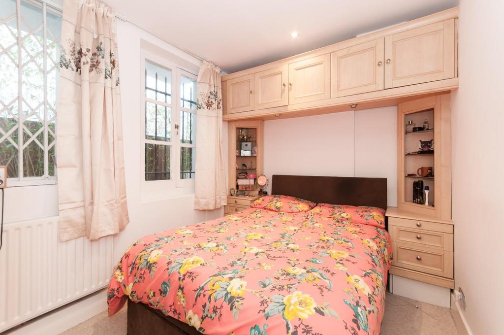 1, 12a Belsize Park   Bedroom.jpg