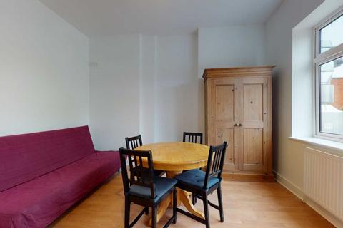 2 bedroom flat to rent, Upper Tooting Road, London