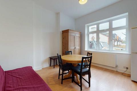 2 bedroom flat to rent, Upper Tooting Road, London