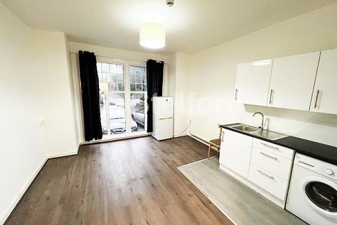Studio to rent, Colney Hatch Lane, London, N10